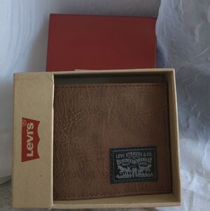 Levi's men's RFID-blocking leather bifold wallet